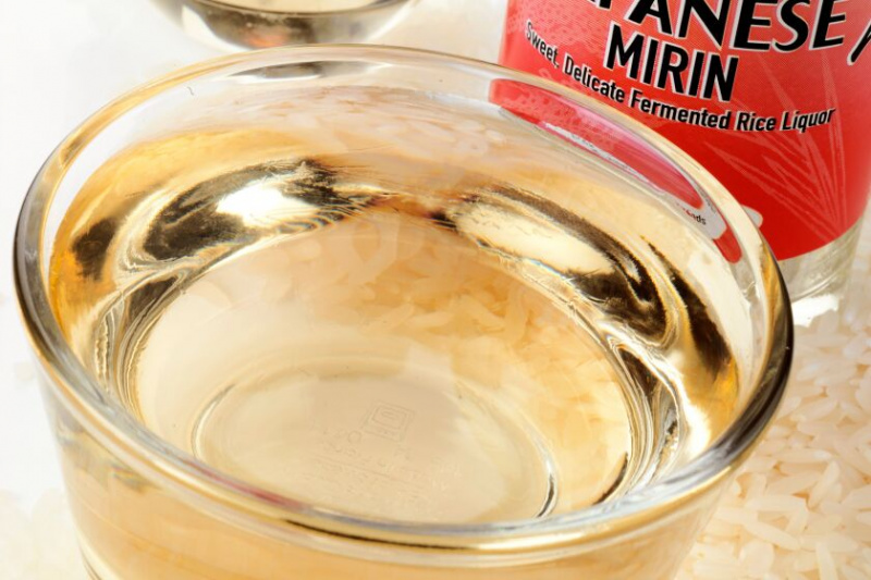  Mirin se usa a menudo para agregar dulzura y sabor en muchos platos japoneses, como bases de sopa de fideos, salsas y adobos.