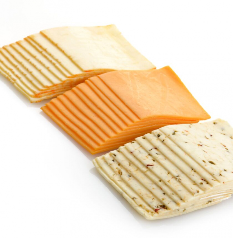   Oltre al tradizionale formaggio americano, prendi in considerazione l'utilizzo di formaggio Muenster o Monterey Jack nel tuo panino al formaggio grigliato. Usali separatamente o in combinazione per strati di sapore.