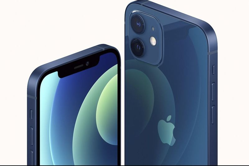 Tento obrázek poskytnutý společností Apple ukazuje jeden z nových iPhonů 12 vybavených technologií pro použití s ​​rychlejšími novými bezdrátovými sítěmi 5G, které Apple představil v úterý 13. října 2020.