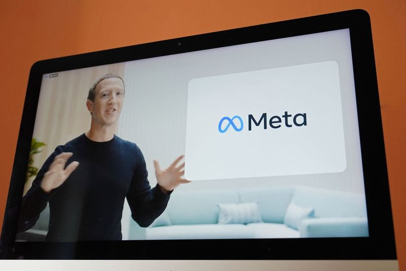 Visto na tela de um dispositivo em Sausalito, Califórnia, Mark Zuckerberg anuncia o novo nome de sua empresa, Meta, em 28 de outubro.