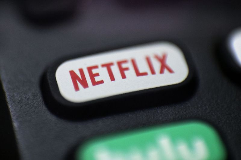 この2020年8月13日のファイル写真は、オレゴン州ポートランドのリモコンにあるNetflixのロゴを示しています。