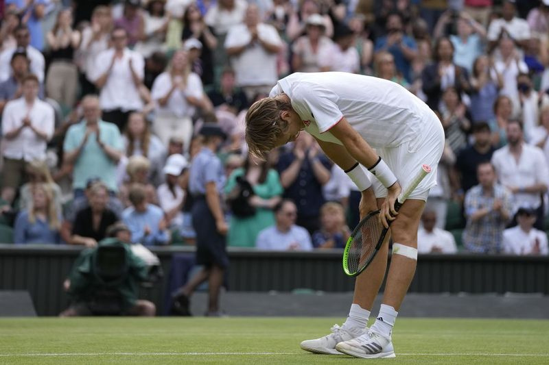 Sebastian Korda reagerer efter at have vundet sin tredje runde-kamp mod Daniel Evans i Wimbledon.