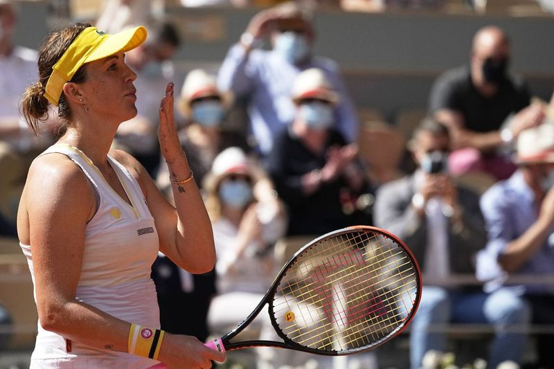 Anastasia Pavlyuchenkova dá um beijo no público depois de derrotar Tamara Zidansek na semifinal do Aberto da França.