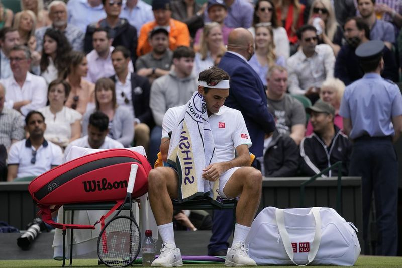 Роџер Федерер изгубио је са 6-3, 7-6 (4), 6-0 од 14. носиоца Хуберта Хуркача у четвртфиналу Вимблдона.