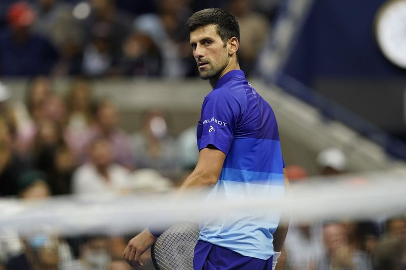 Novak Djokovic, Serbien, tittar sig över axeln under en match mot Tallon Griekspoor, Nederländerna, under andra omgången av US Open.