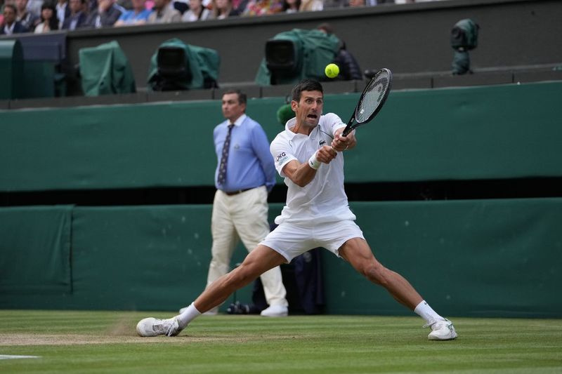 Novak Djokovic spelar en retur mot Denis Shapovalov under deras Wimbledon-semifinalmatch.