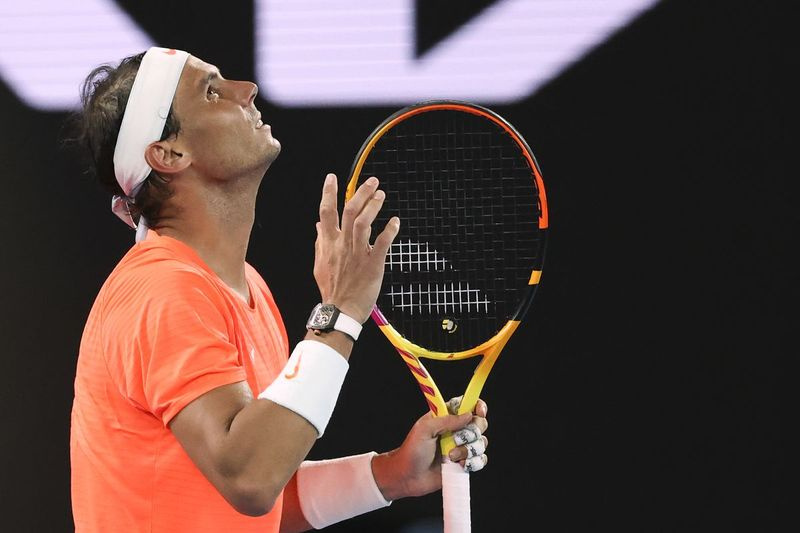 Rafael Nadal reagiert, nachdem er im Viertelfinale der Australian Open einen Punkt gegen Stefanos Tsitsipas verloren hat.