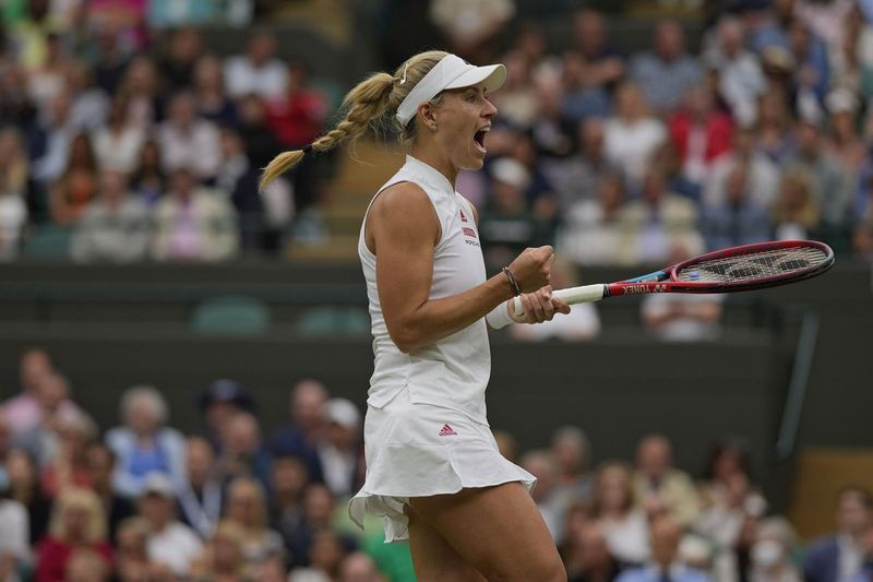 アンゲリク・ケルバーは、ウィンブルドン準々決勝の試合でカロリーナ・ムチョバとの試合に勝ったことを祝います。