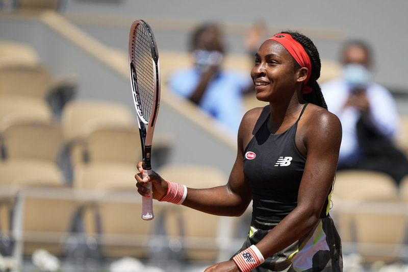 Coco Gauff tähistab seda, kui alistas Prantsusmaa lahtiste neljanda ringi mängus Ons Jabeuri.