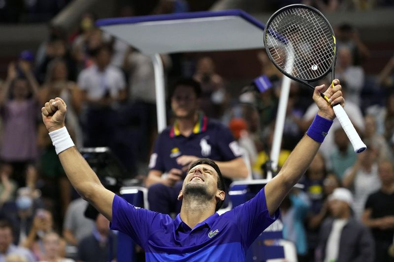 Novak Djokovič ze Srbska reaguje poté, co ve čtvrtém kole US Open porazil Jensona Brooksbyho ze Spojených států.