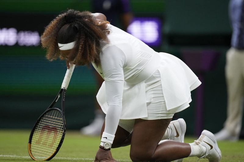 Serena Williams går til jorden under sin Wimbledon-kamp i første runde mod Aliaksandra Sasnovich. Williams trak sig fra kampen og turneringen på grund af en skade.