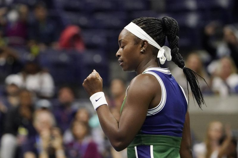 Sloane Stephensová ze Spojených států reaguje na zisk bodu proti své kolegyni Coco Gauffové během druhého kola US Open.