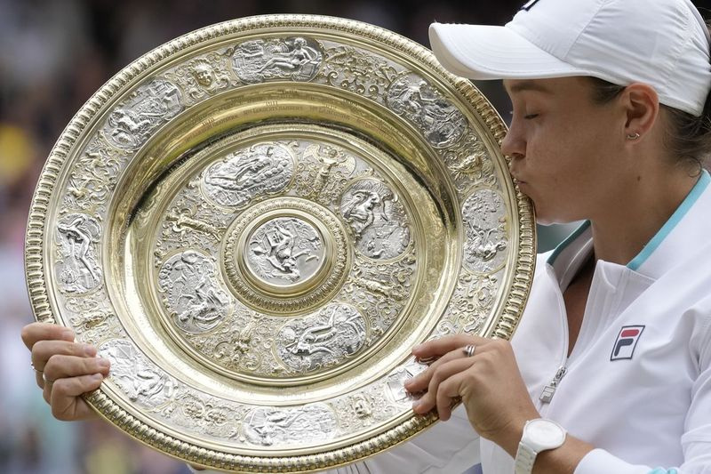 Ash Barty pózuje s trofejí po vítězství ve Wimbledonu.