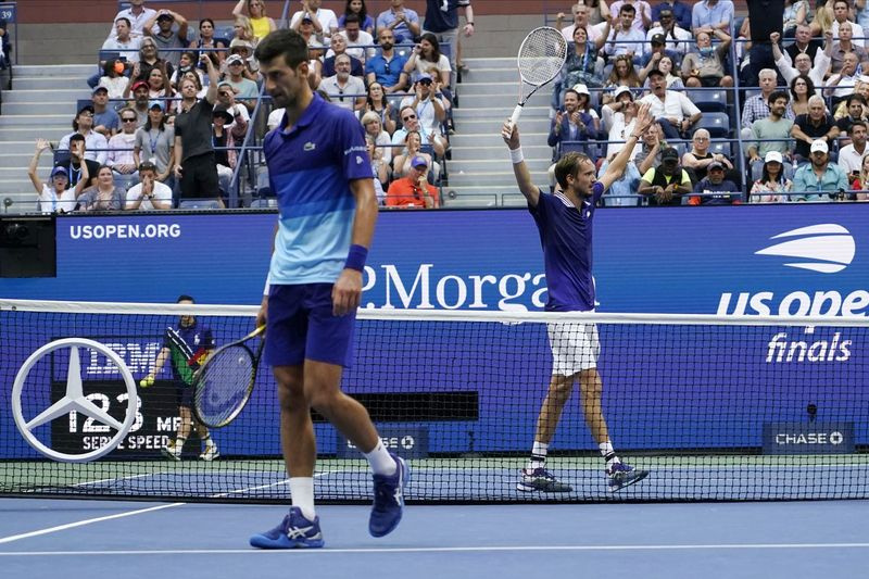 Daniil Medvedev, de Russie, réagit après avoir marqué un point contre Novak Djokovic, de Serbie, lors de la finale du simple messieurs Open des États-Unis.