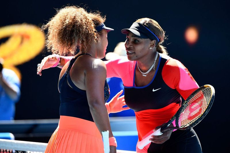 Naomi Osaka umarmt Serena Williams nach ihrem Halbfinalspiel im Dameneinzel bei den Australian Open.