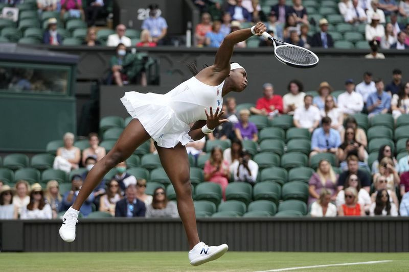 Coco Gauff serveert Elena Vesnina tijdens hun tweede ronde op Wimbledon.