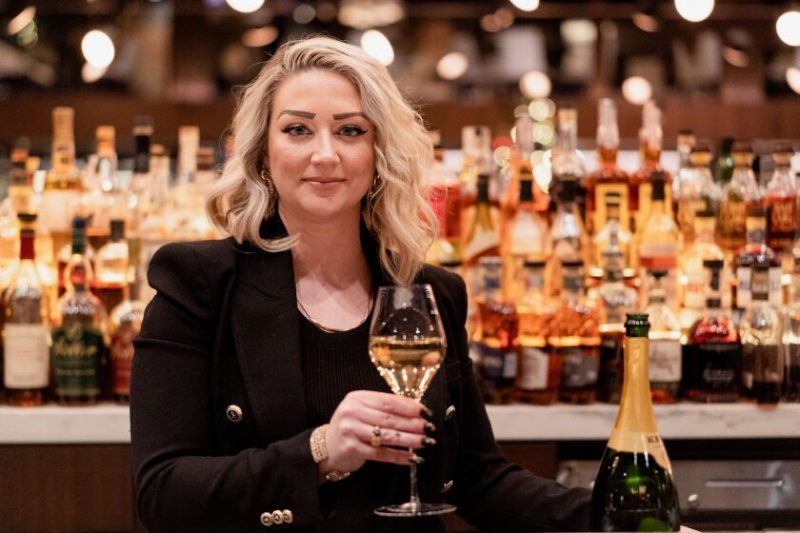   Ředitelka vína a sommelierka RPM Steak Kat Hawkins má spoustu užitečných tipů pro výběr toho správného šampaňského pro každý vkus a každou cenu. 