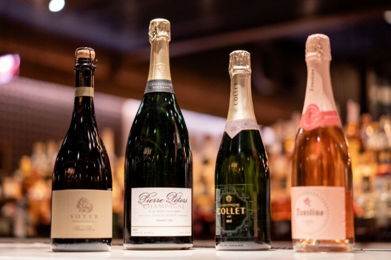   Zleva: Soter Vineyards Mineral Springs Brut Rosé, Pierre Péters Cuvée de Réserve Grand Cru, Champagne Collet Brut a Cava Faustino Rosé jsou k dostání v RPM Steak v River North. 