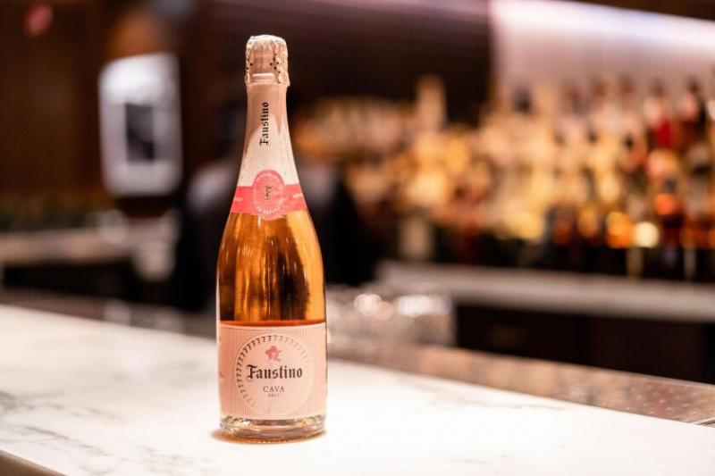   Láhev Cava Faustino Rosé.
