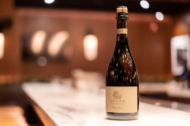   Láhev Soter Vineyards Mineral Springs Brut Rosé.