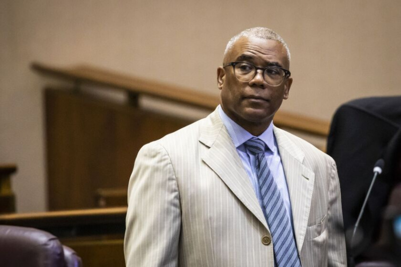   Ald. Walter Burnett Jr. (27) ha presentado repetidamente informes de finanzas de campaña enmendados para corregir errores. Pero, a pesar de que se le exige que presente actualizaciones a los funcionarios electorales estatales sobre lo que hace con sus contribuciones de campaña, ha dejado de contabilizar $300,000 en dinero de partidarios políticos que anteriormente informó que había invertido.
