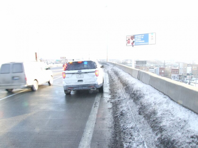   Zaorany śnieg jest ułożony na betonowej barierze na wzniesionym odcinku autostrady Stevenson Expressway między Damen Avenue i Ashland Avenue, gdzie samochód wypadł z drogi w lutym 2021 r.