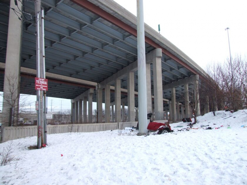   Następstwa wypadku z lutego 2021 r. Z udziałem zaśnieżonej rampy na autostradzie Stevenson, w którym zginęły dwie osoby, a dwie inne zostały ranne.