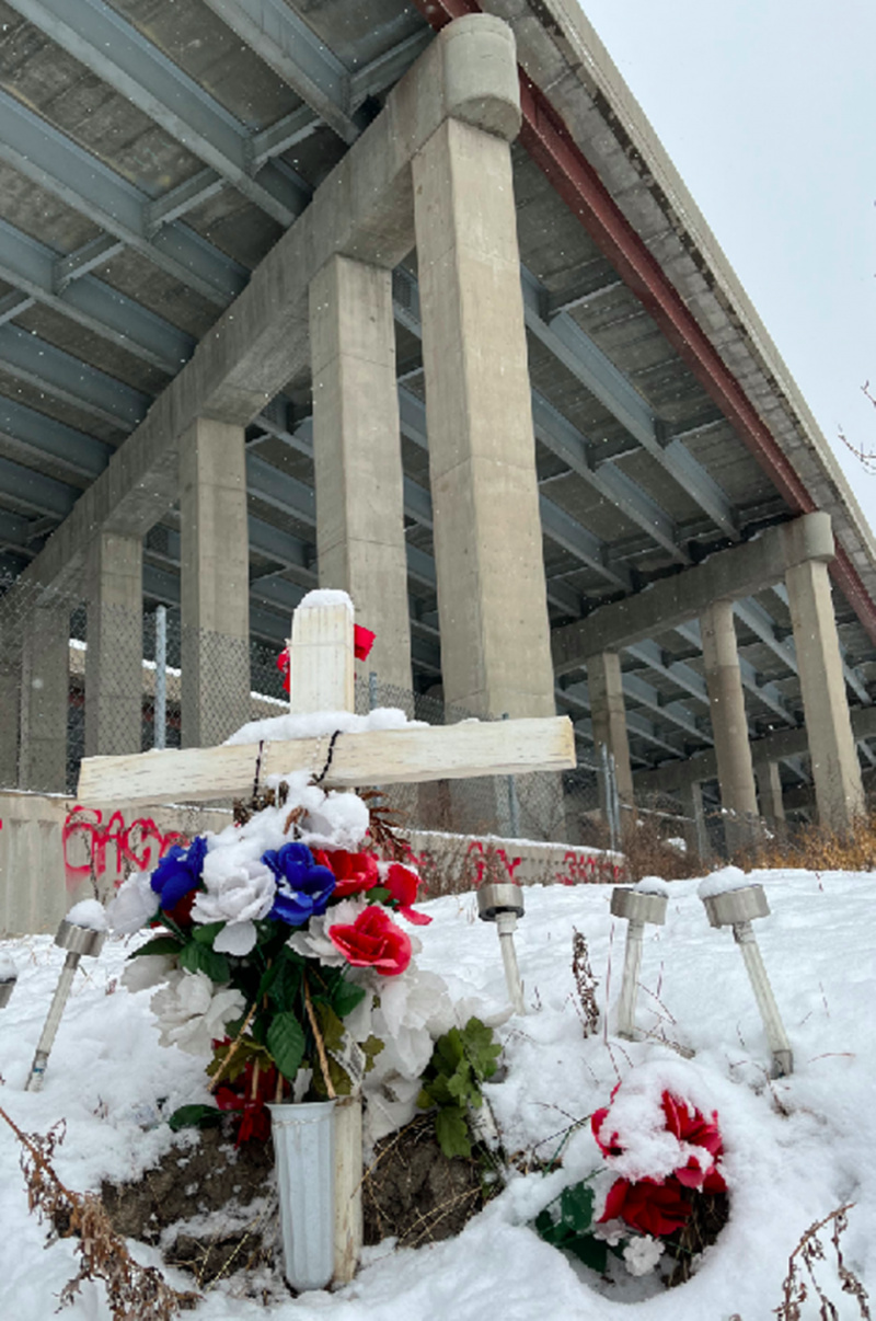   Pomnik ofiar katastrofy Stevenson Expressway widziany pod koniec stycznia, prawie rok po katastrofie. Dwie osoby w wieku dwudziestu kilku lat zginęły, gdy ich samochód przejechał przez zaspę śnieżną i spadł z autostrady powyżej.