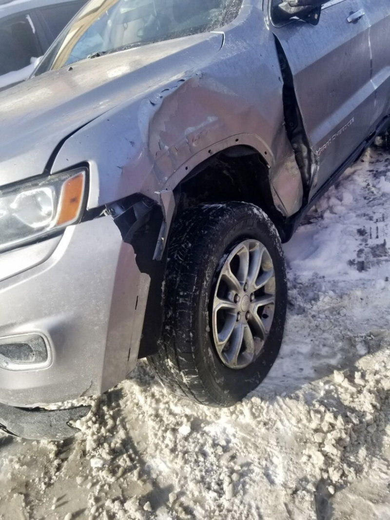   Uszkodzenie Jeepa Grand Cherokee Kevina Ramosa po tym, jak zeskoczył on z autostrady Illinois Veterans Memorial Tollway i wylądował kołami na Lake Street, 22 stopy poniżej, w lutym 2021 r. Koło po stronie kierowcy i przód samochodu są poważnie uszkodzone.