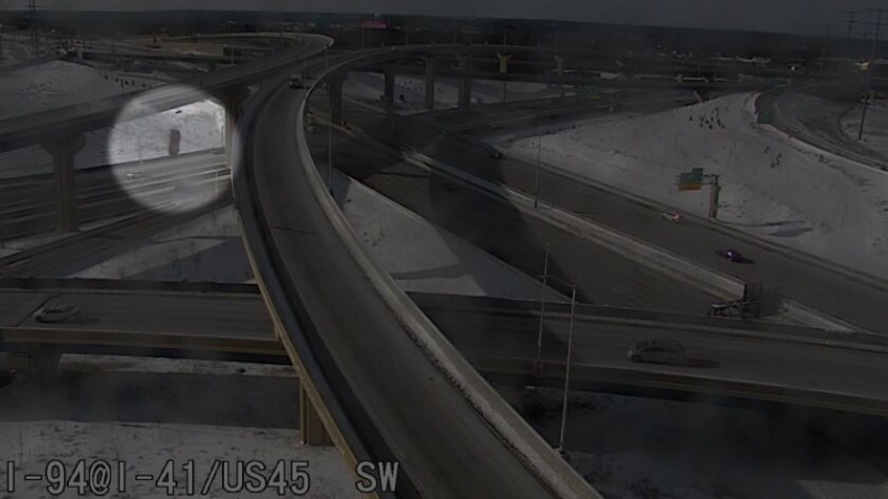  Zrzut ekranu z nagrania pickupa, którym Richard Oliver jechał 6 lutego 2021 r., kiedy przeskoczył rampę z zaoranego śniegu wzdłuż bariery Milwaukee Zoo Interchange w Milwaukee, spadając 70 stóp na autostradę międzystanową nr 94 poniżej.