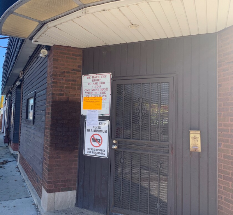   Un aviso de cierre naranja en el bar Southwest Side donde los miembros de los clubes de motociclistas Outlaws y Mongols estuvieron involucrados en un tiroteo a principios del 6 de noviembre. Desde entonces, el Departamento de Policía de Chicago cerró el bar.