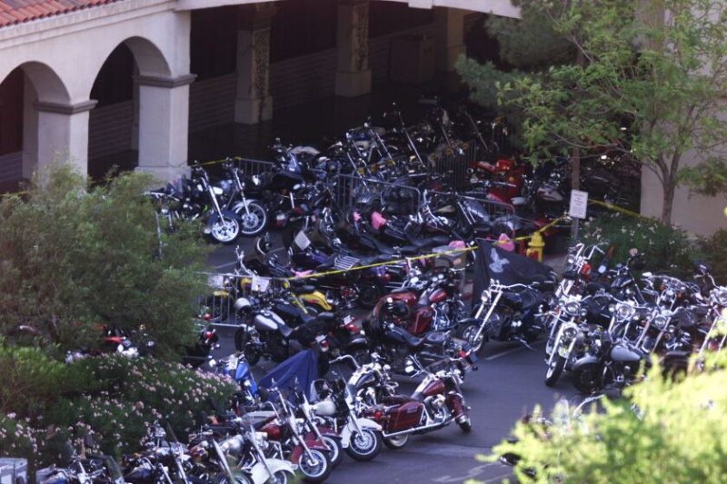   Motocicletas estacionadas el 27 de abril de 2002, afuera del Casino Harrah's en Laughlin, Nevada, donde un tiroteo entre clubes de motociclistas rivales dejó tres muertos.