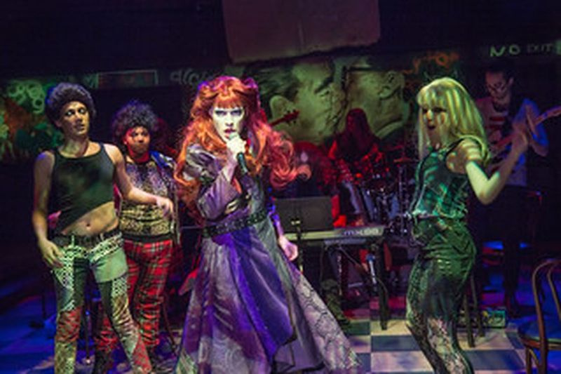 Jacob Gilchrist (zleva), Brittney Brown, Will Lidke a Adriana Tronco ve scéně z filmu Theo Ubique Hedwig and the Angry Inch.