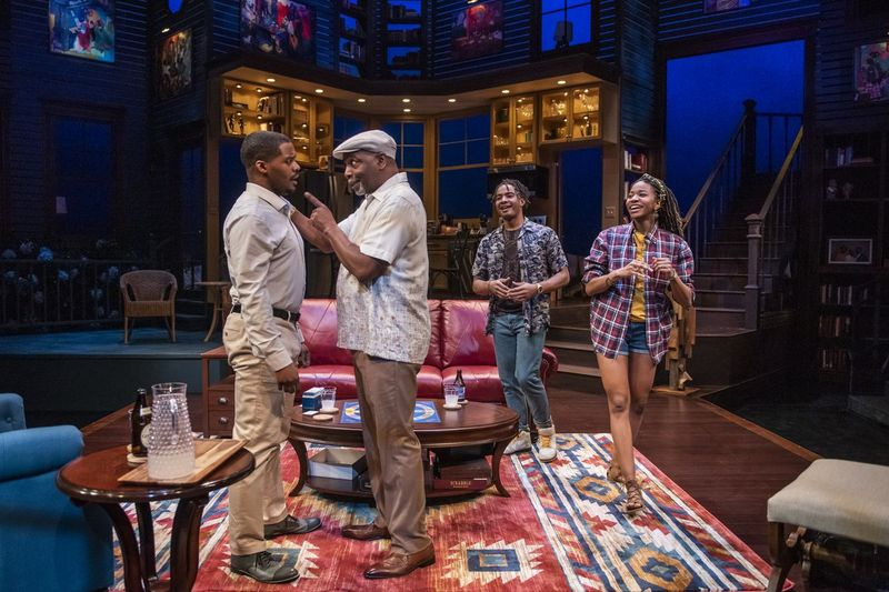 DiMonte Henning (da sinistra), David Alan Anderson Anderson, Eric Gerard e Jennifer Latimore recitano nella produzione del Writers Theatre di Stick Fly.
