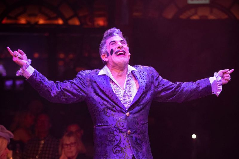 Frank Ferrante memainkan semula peranannya sebagai The Caesar dalam Teatro ZinZanni yang telah diubahsuai.