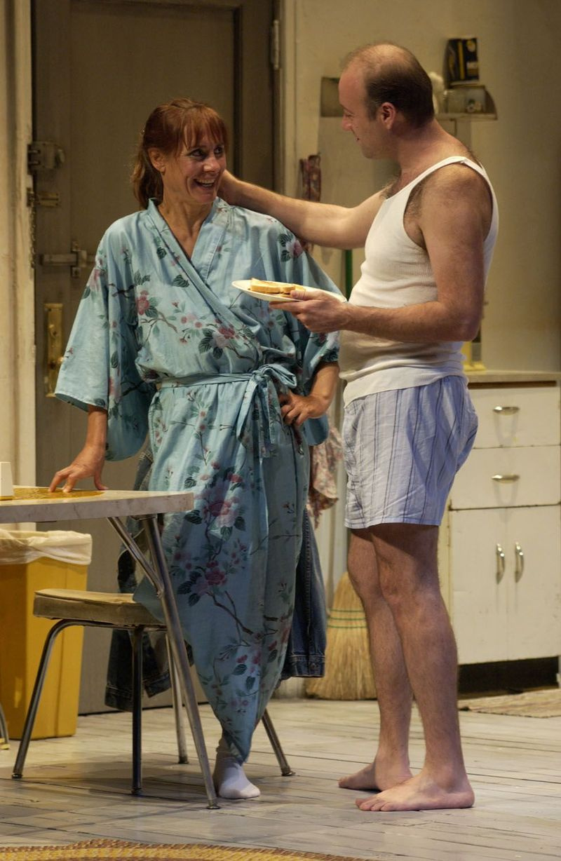 Frankie and Johnny in the Clair de Lune av Terrence McNally, regissert av ensemblemedlem Austin Pendleton, med ensemblemedlemmene Laurie Metcalf og Yasen Peyankov, som kjører på Steppenwolf til og med 29. august.