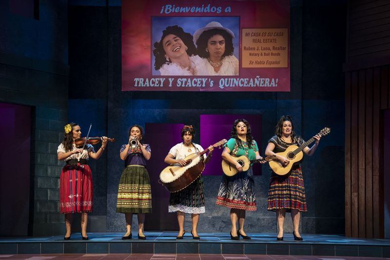 Tiffany Solano (od leve) Molly Hernández, Amanda Raquel Martinez, Gloria Vivica Benavides in Lucy Godínez so prikazane v prizoru iz ameriškega mariachija v režiji Henryja Godineza v gledališču Goodman.