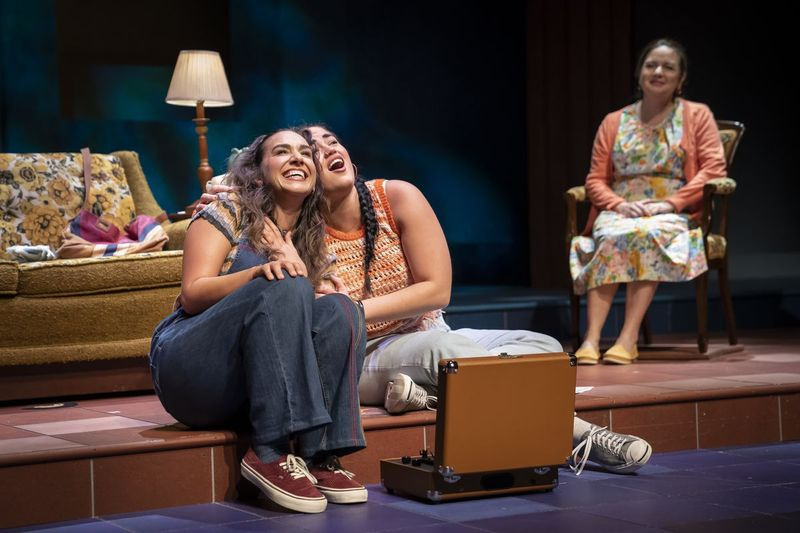 Lucha (Tiffany Solano, z leve), Boli (Lucy Godínez) in Amalia (Gigi Cervantes) so prikazani v prizoru iz ameriškega Mariachija.