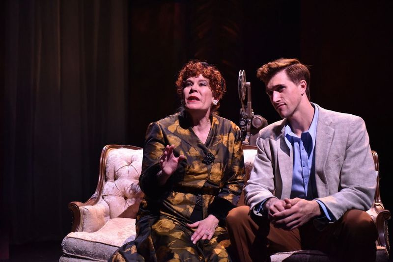 Norma Desmonda (Hollis Resnik) un Džo Džilliss (Bilijs Rūds) dalās mirklī Porčlaitas mūzikas teātra iestudējumā mūziklā Sunset Boulevard.