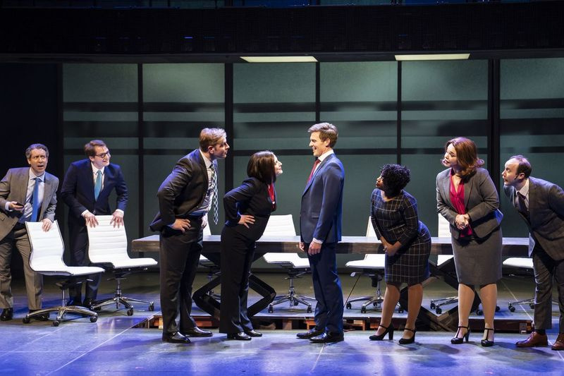 George Keating (od lewej), Jake Morrissy, Brandon Dahlquist, Dara Cameron, Billy Harrigan Tighe, Alexis J. Roston, Jonathan Schwart i Madison Kauffman występują w światowej premierze musicalu Paramount Theatre Tajemnica mojego sukcesu.