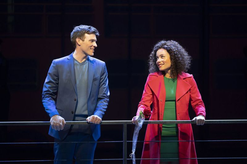 Brantley Foster (Billy Harrigan Tighe) i Christy Lockhart (Sydney Morton) odbywają romantyczną przejażdżkę promem Staten Island w światowej premierze Paramount Theatre Tajemnica mojego sukcesu.