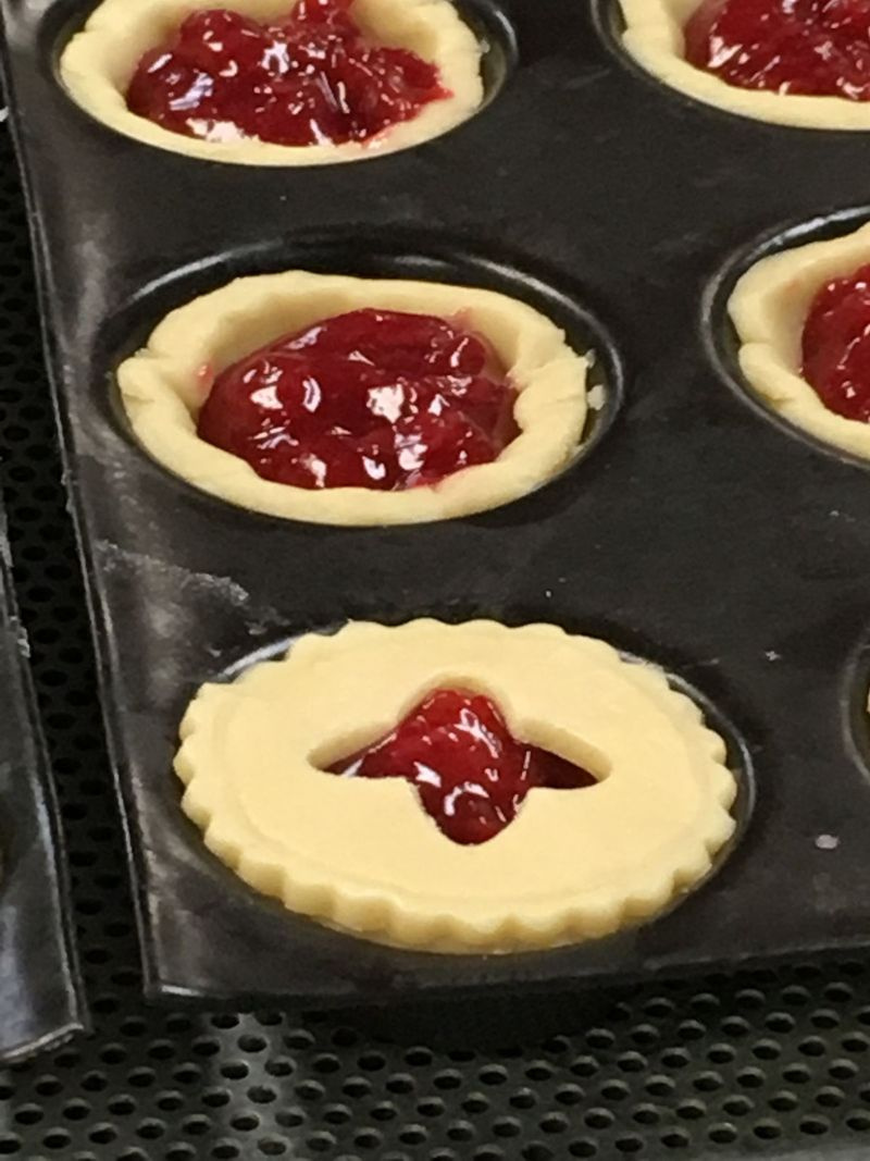 Pisikesed pirukad ootavad oma viimast lihvi Eli’s Cheesecake’is 9. juulil 2018. | Miriam Di Nunzio / Sun-Times