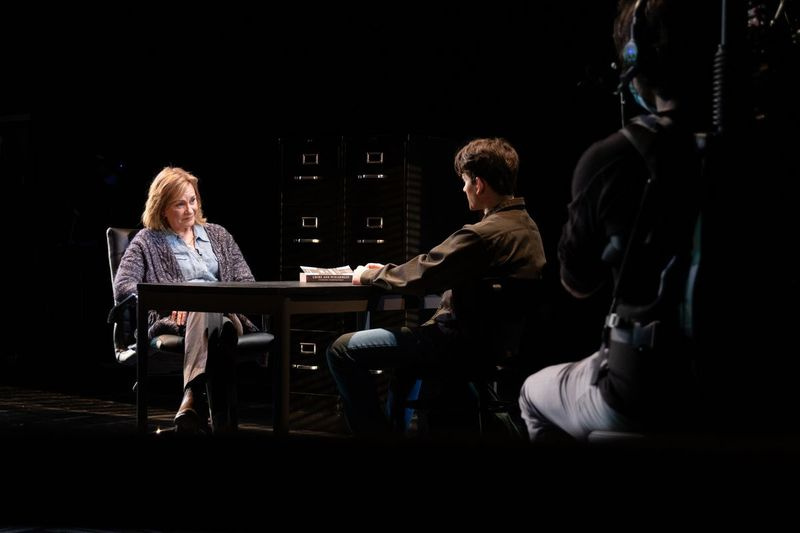 Mary Beth Fisher spelar Bella och John Drea som gestaltar Christopher i Adam Rapps The Sound Inside regisserad av Robert Falls på Goodman Theatre.
