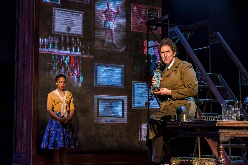 Ebens K. Logans (zvaigznes kā Honijas jaunkundze, pa kreisi) un Šons Fortunato atveido Trunčbulas jaunkundzi filmā Matilda Drury Lane Theater Oakbrook. | Brets Beiners
