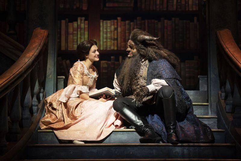 V produkciji Paramount Theatre Beauty and the Beast nastopata Beth Stafford Laird kot Belle in Paul-Jordan Jansen kot Zver.
