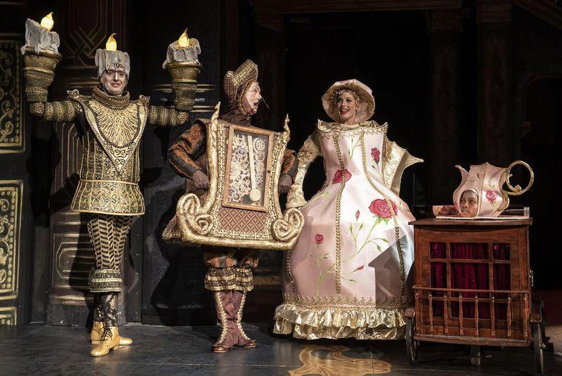 Jackson Evans (levo) kot Lumiere, George Keating kot Cogsworth, Jennie Sophia kot gospa Potts in Izzie Rose kot Chip v prizoru iz nove uprizoritve Disneyjeve lepote in zveri v Paramount Theatru.