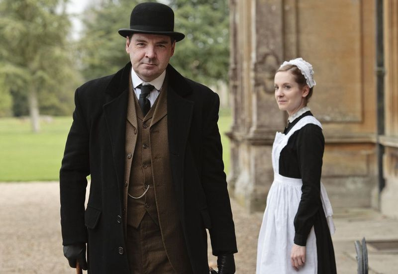 Anna (Joanne Froggatt) saluda al Sr. Bates (Brendan Coyle) fuera de Downton Abbey en la temporada 2 de la exitosa serie dramática de PBS. | (C) 2011 Nick Briggs / ITV por Masterpiece