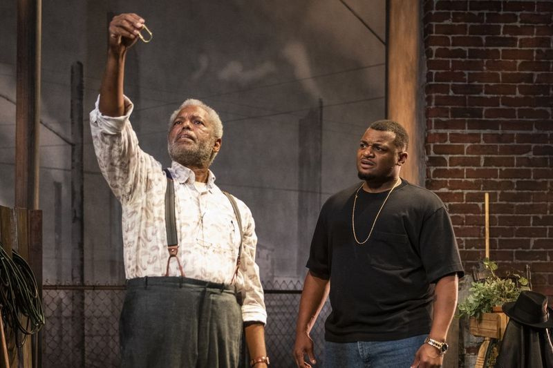 Dexter Zollicoffer (à gauche) et Kelvin Roston Jr. dans une scène de King Hedley II au Court Theatre.