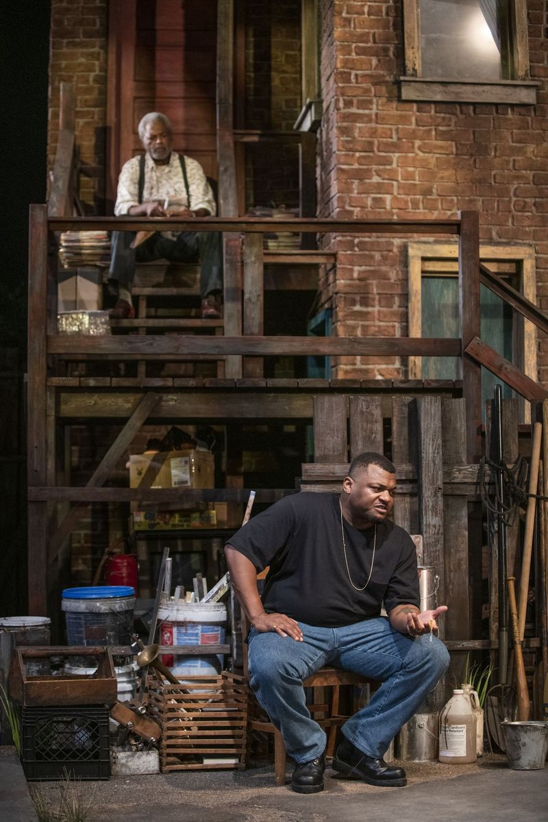 Stool Pigeon (Dexter Zollicoffer, en haut) et Kelvin Roston Jr. en tant que personnage principal dans une scène du roi Hedley II au Court Theatre.