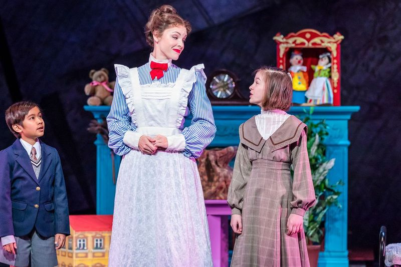 Hunter Dimailig (från vänster), Emilie Lynn och Nicole Scimeca i en scen från Drury Lane Theatre-produktionen av Mary Poppins.